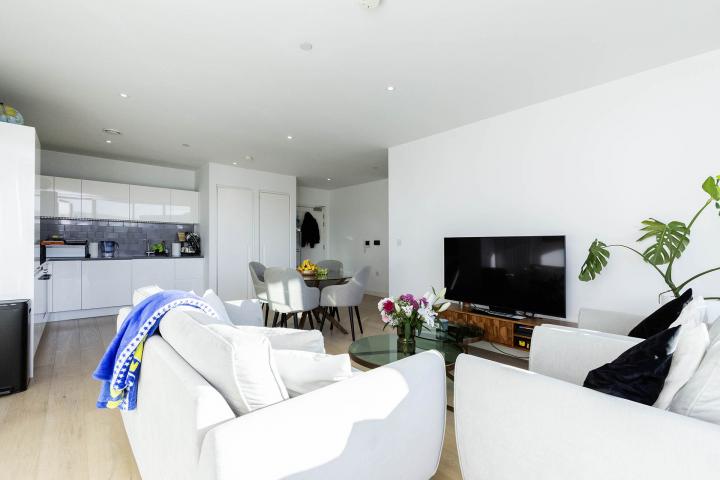 Beautiful 2 bed 2 bath in the popular development in Royal Wharf Admiralty Avenue, Royal Wharf